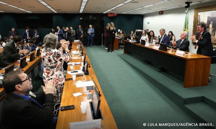 Fim da escala 6x1: CCJ aprova PECs e Governo pressiona com Projeto de Lei urgente