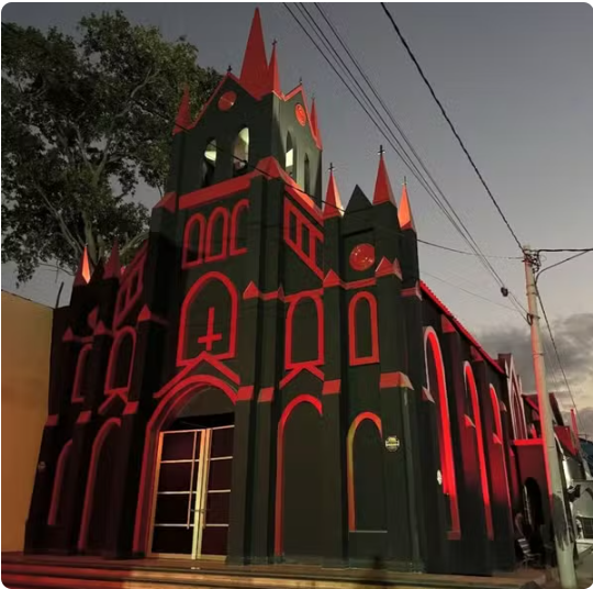 Templo luciferiano chama a atenção de motoristas, mas prefeitura diz que local é irregular