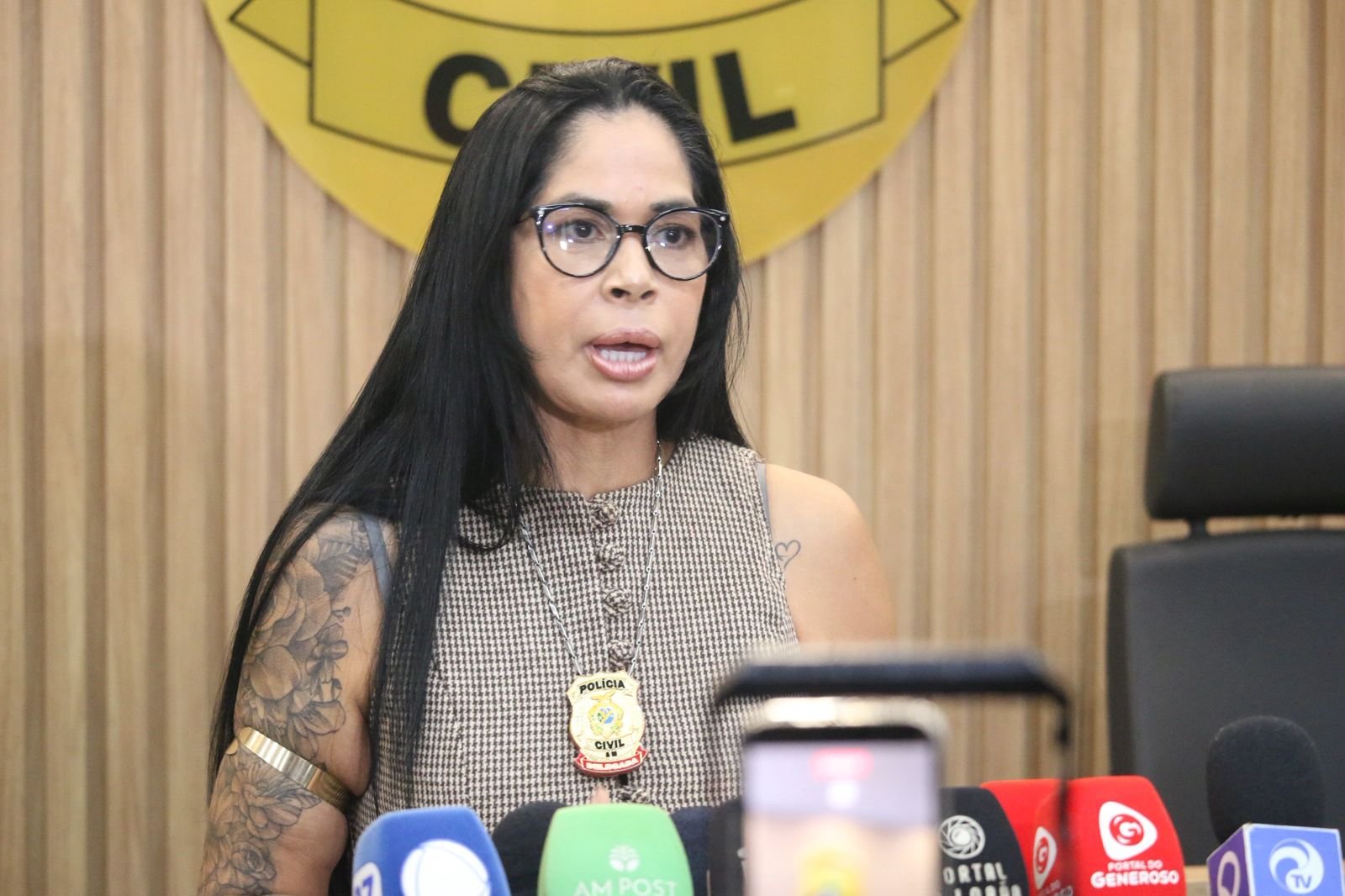 Pauladas, socos e facada: homem tenta matar companheira no meio da rua em Manacapuru