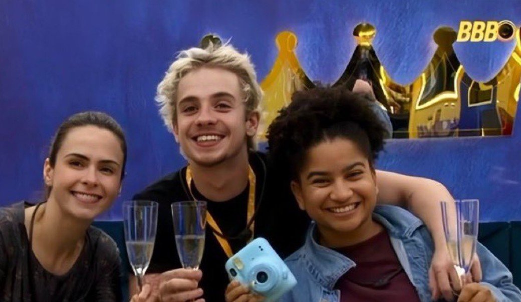 Finalistas do BBB26 assistem ao vídeo de suas trajetórias com Tadeu Schmidt; veja