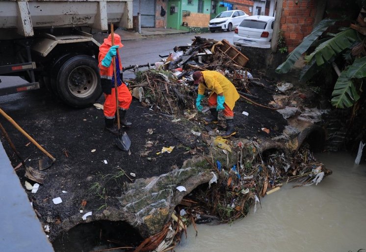 Equipes atuam na limpeza de bueiros e drenagem após fortes chuvas em Manaus