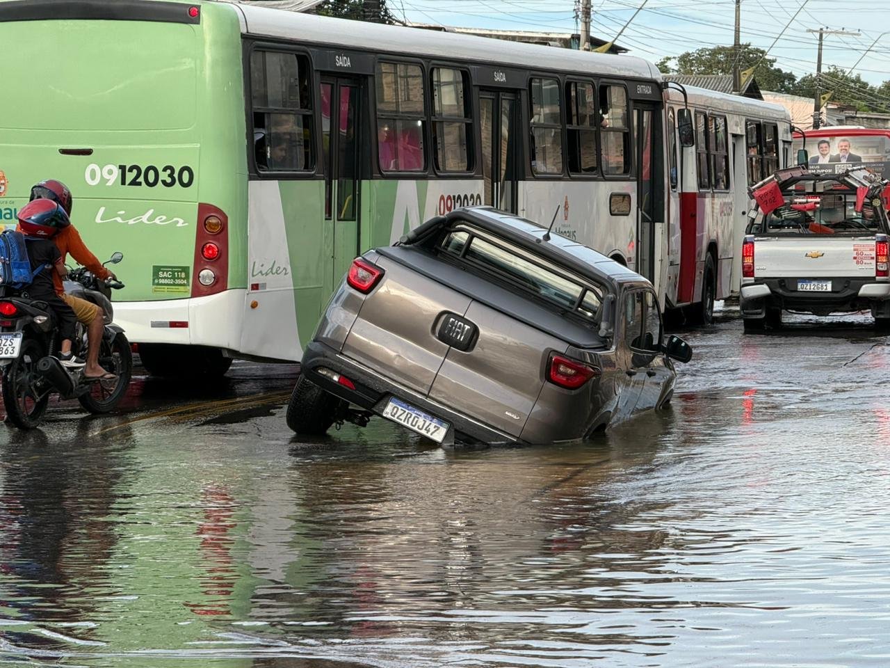 Vazamento da Águas de Manaus abre cratera e engole carro em avenida no Novo Aleixo