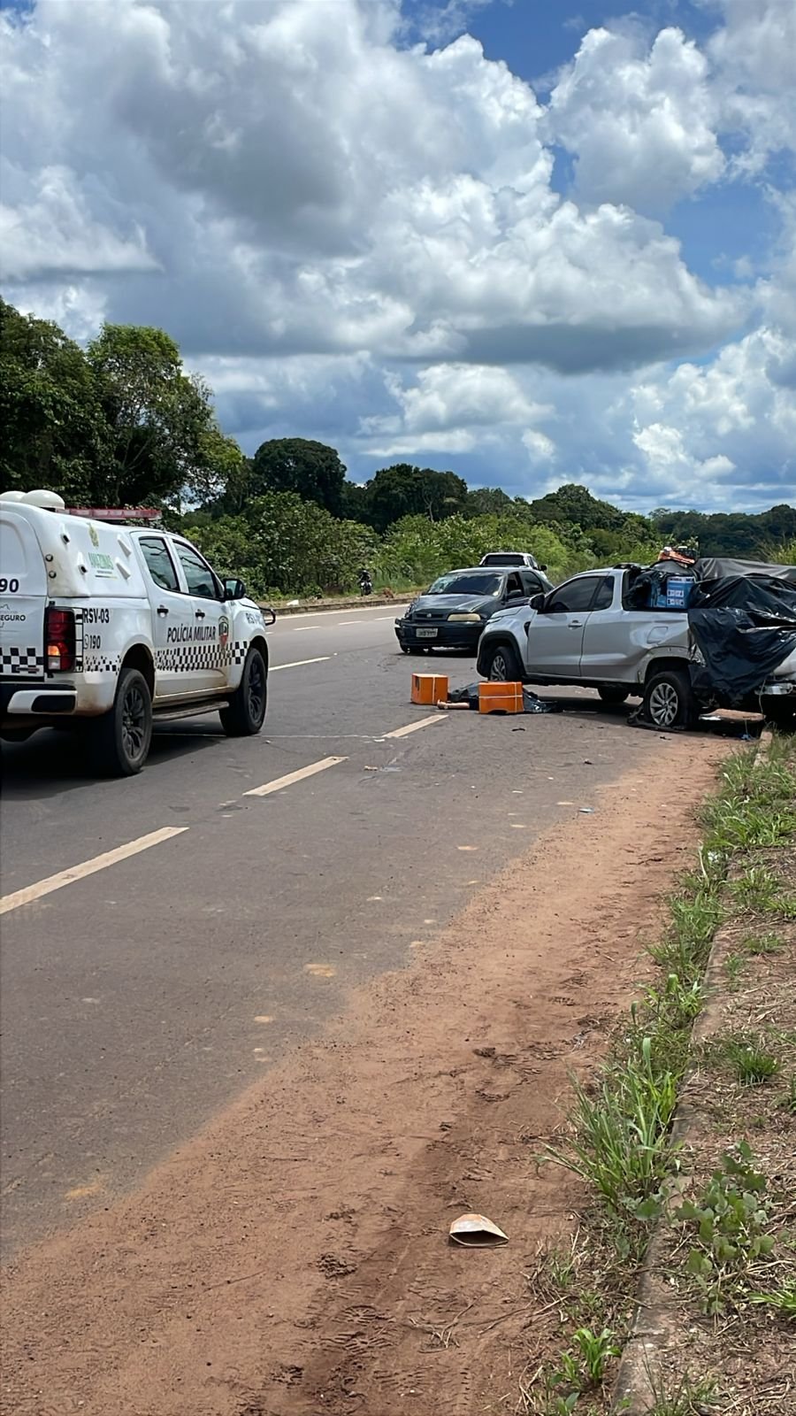 Mulher morre atropelada ao sair de carro para ajustar carga na rodovia AM-070