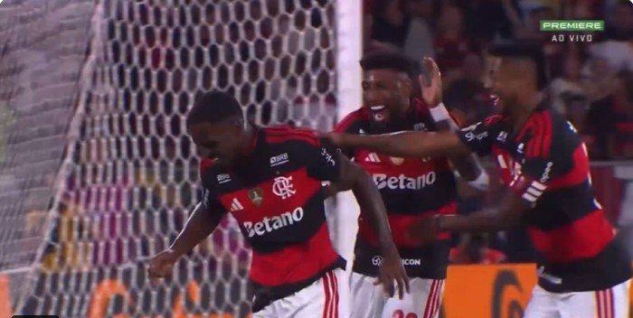 Flamengo vence Vitória no Maracanã e abre vantagem na Copa do Brasil