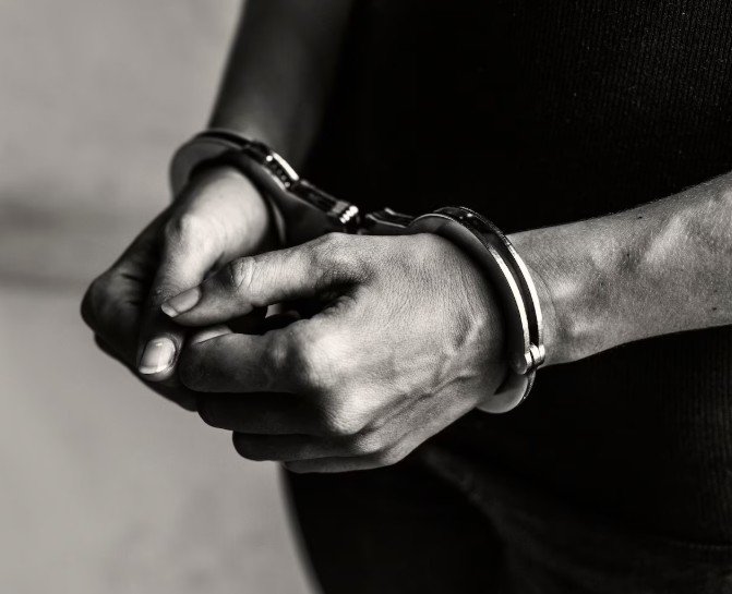 Dupla é presa por golpes da falsa venda de moedas em Manaus