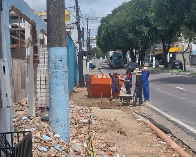 Demolição sem licença é flagrada e interditada por fiscais no feriado de Tiradentes