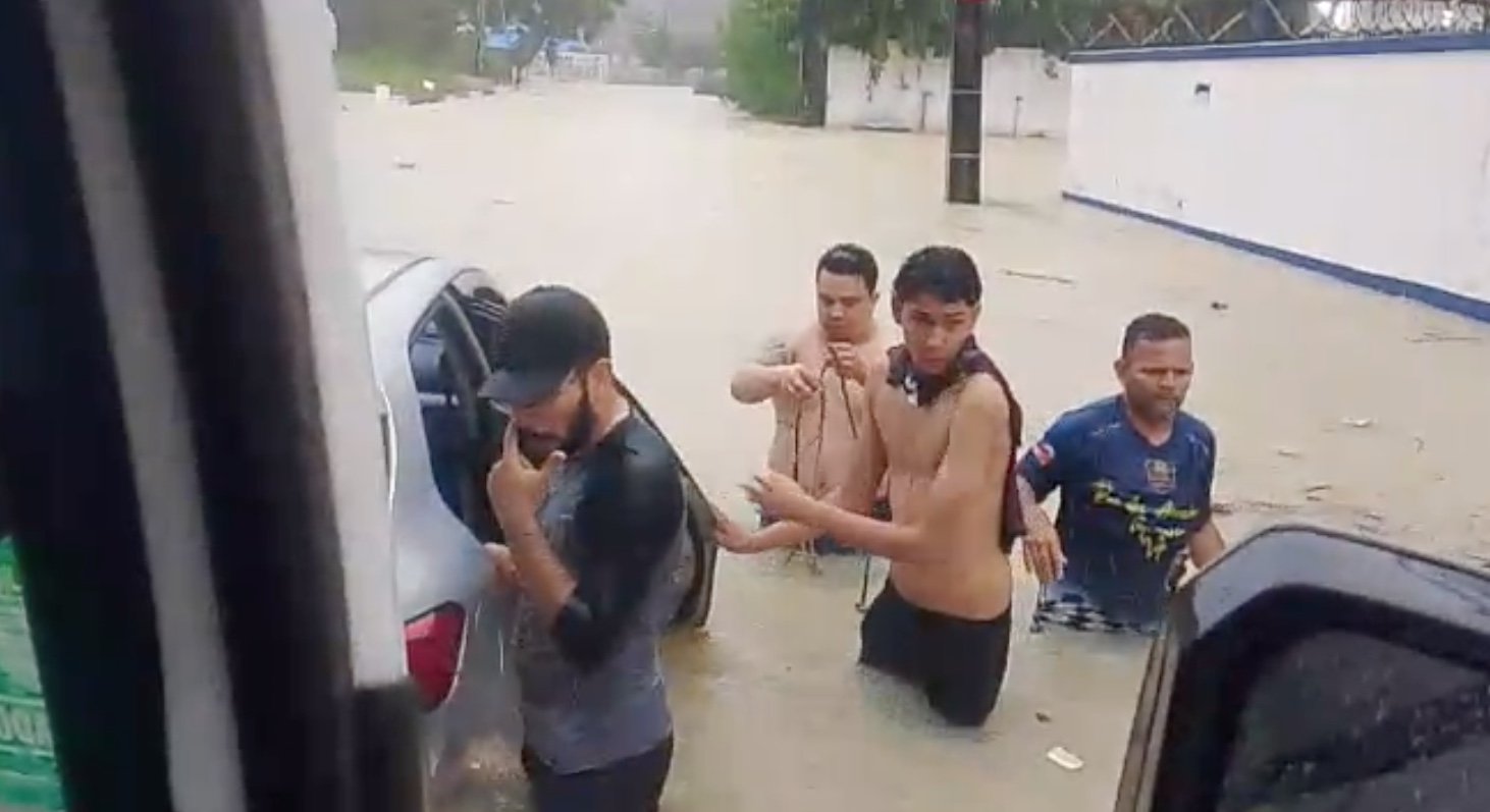 Av. Torquato Tapajós se transforma em "rio" após forte chuva; carro fica preso