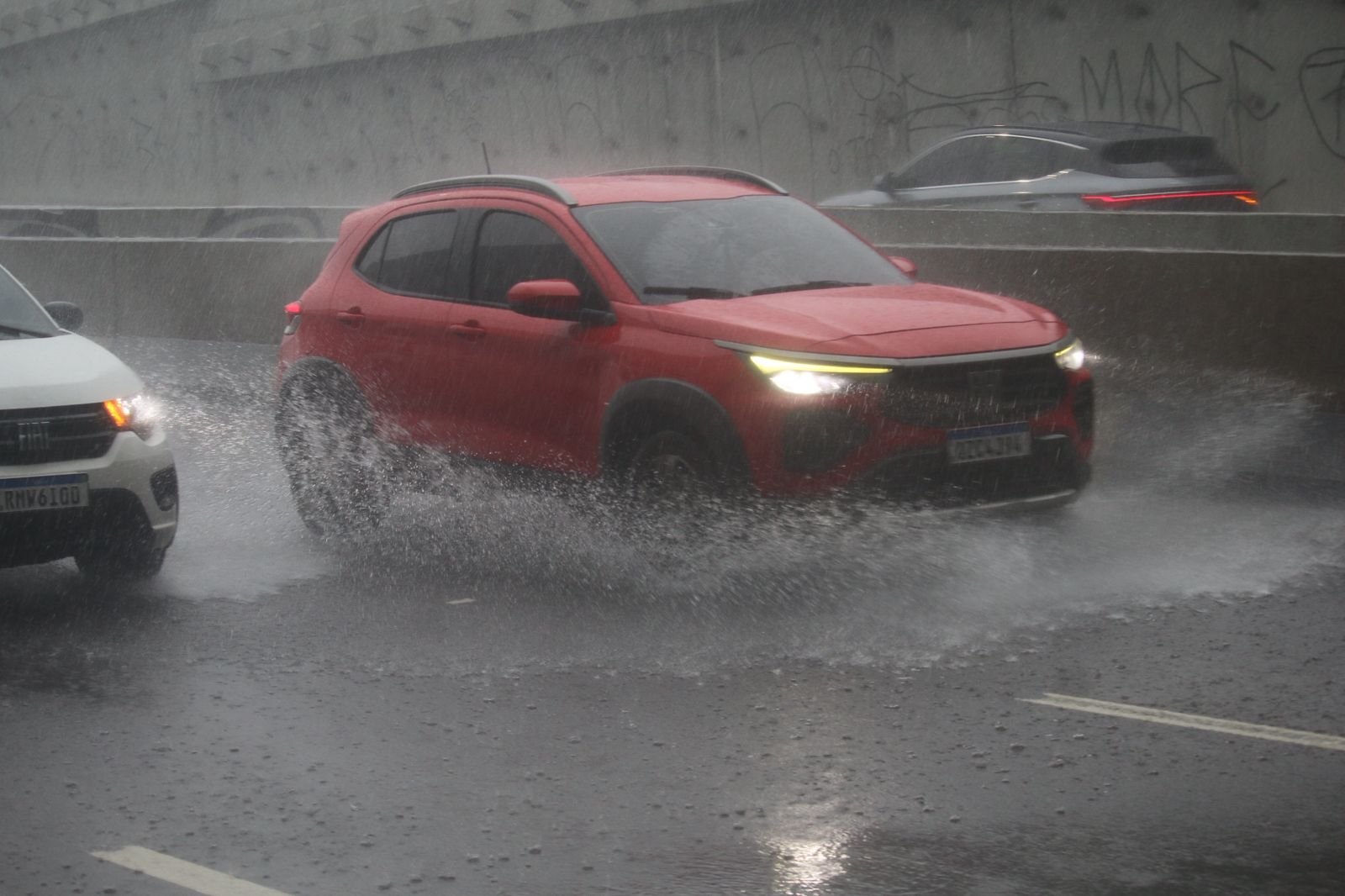 Chuva intensa em Manaus provoca lentidão no trânsito e riscos de deslizamentos