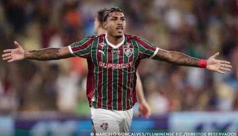 Fluminense brilha no Maracanã, vence o Corinthians e cola na liderança do Brasileirão
