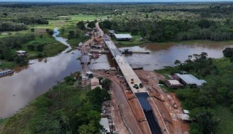 Ponte Autaz Mirim é concretada e recebe asfalto na BR-319
