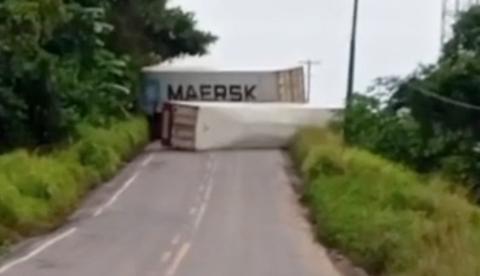 Duas carretas tombam e bloqueiam BR-174 na ladeira 'Maria Ceará'; vídeo