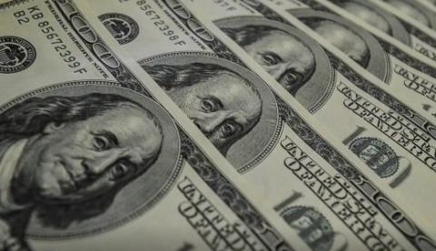 Dólar cai abaixo de R$ 5 e Ibovespa bate 197 mil pontos com cenário global