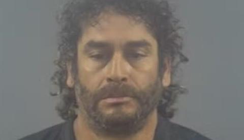 Homem é preso por montar em cavalo embriagado ao sair de loja de bebidas