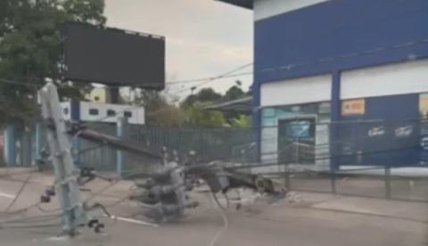 Carro derruba poste e deixa comércios sem energia na Av. Max Teixeira