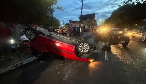 Motorista é arremessado de carro após bater em veículo parado na Av. Manaus 2000
