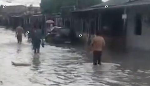 Casa é invadida pela água após igarapé transbordar no São José; vídeo