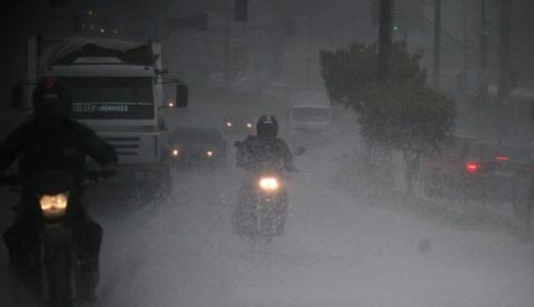 Sábado começa com fortes chuvas e risco de deslizamentos em Manaus