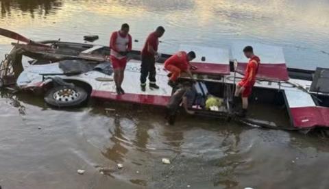 Acidente envolvendo ônibus e três carros deixa dois mortos e 14 feridos no Maranhão