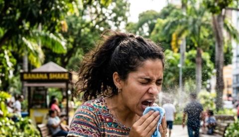 O perigo invisível de segurar o espirro: entenda por que o hábito pode ser fatal