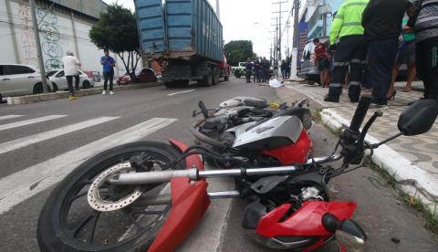 Motociclista morre após avançar sinal vermelho e ser atingido por caminhão na Cachoeirinha