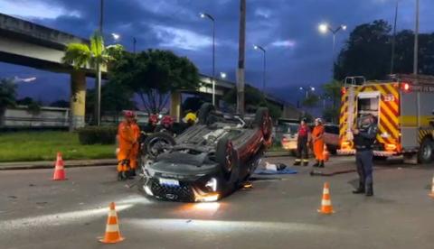 Homem morre em capotamento gravíssimo na Rotatória do Coroado; ele segurava uma lata de bebida