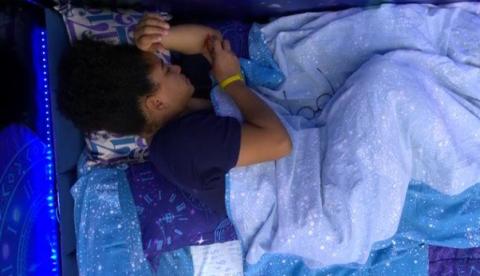 Milena se isola e chora com foto de Samira nas mãos após eliminação: 'Me abandonou'