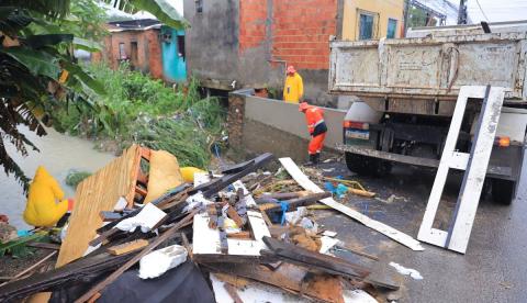 Manaus intensifica limpeza de bueiros e igarapés após fortes chuvas deste sábado