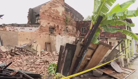 Casarão desaba e deixa mortos no centro histórico de Recife