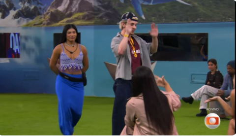 Juliano tenta apontar erro de Jordana e Marciele mas acaba levando invertida pesada