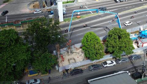 Nova passarela da Torquato Tapajós começa a ganhar pilares de sustentação