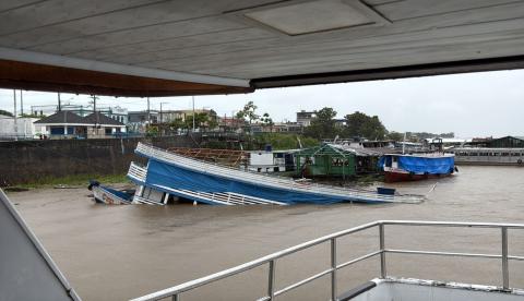 Naufrágio em Manacapuru: Vídeo mostra momento em que barco afunda com cachorro a bordo