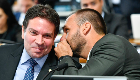 Eduardo Bolsonaro comemora soltura de Ramagem, o chama de 'herói' e agradece apoio de Trump