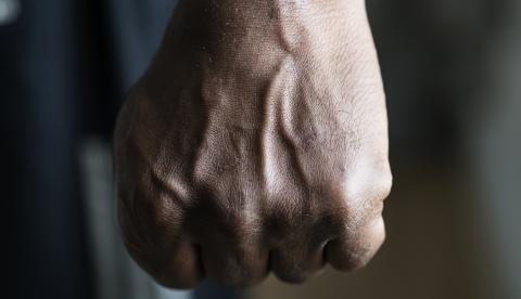 Homem é preso após espancar a própria mãe no bairro Colônia Santo Antônio