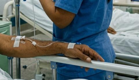 Idoso sofre amputação após passar semanas em uma única posição