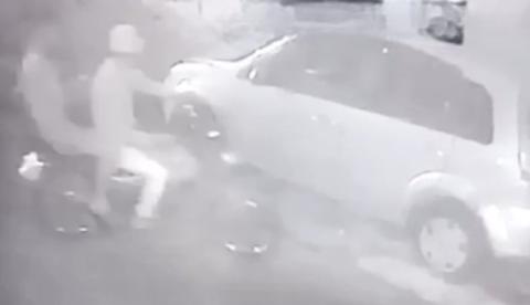 Suspeitos em moto ateiam fogo em carro de PM no bairro Santo Antônio