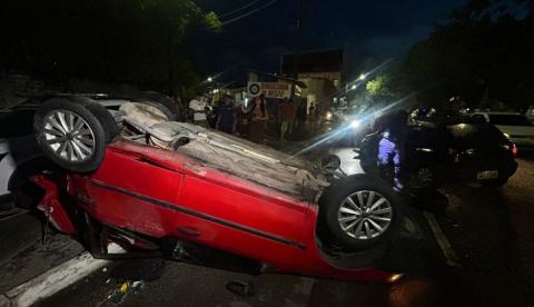 Motorista é lançado para fora de carro em grave acidente na Av. Manaus 2000