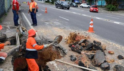 Prefeitura de Manaus recupera drenagem e libera tráfego na Av. Umberto Calderaro