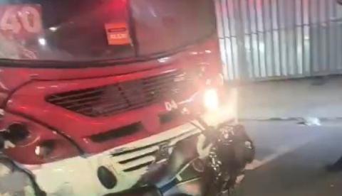 Mulher morre e homem fica gravemente ferido em acidente entre moto e ônibus em Flores