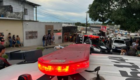 Motorista morre em suposto assalto, carro fica desgovernado e suspeito é espancado em Manaus