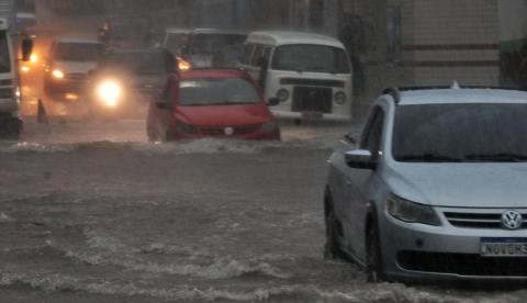 Defesa Civil emite alerta de risco severo para alagamentos em Manaus