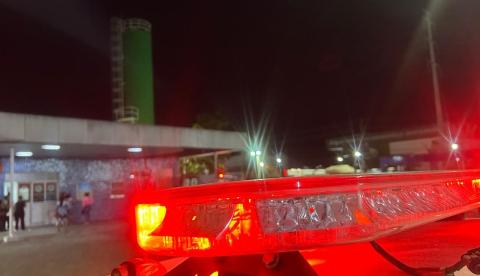 Homem é salvo de espancamento pela PM após esfaquear ex-mulher e ex-sogra em Manaus