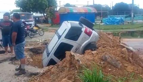 Carro despenca em cratera profunda no Conjunto Canaranas