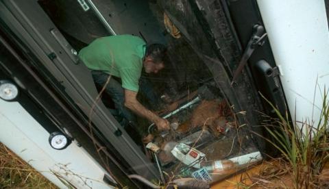 Carreta tomba na BR-319 e motorista é salvo por equipe de documentaristas