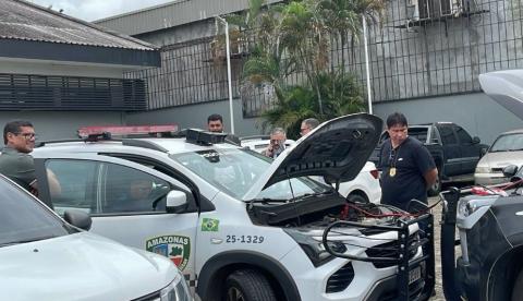 Polícia realiza perícia em viatura da PM envolvida em morte de jovem no Alvorada