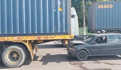 Colisão entre carro e carreta trava o trânsito na Bola do Coroado nesta sexta-feira