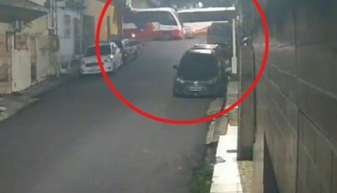Vídeo mostra acidente entre carro e micro-ônibus que deixou mulher ferida no Alvorada 2