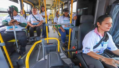 Motoristas de Manaus usam vendas e pesos durante curso para simular rotina de idosos