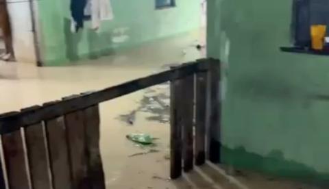 Fortes chuvas inundam casas na Comunidade Santa Marta neste sábado