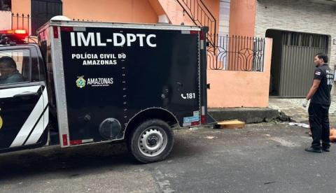 Homem mata namorado da ex com sete facadas em casa no Novo Aleixo