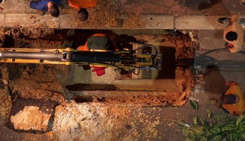 Trecho da Av. Djalma Batista é fechado para conserto de tubulação rompida